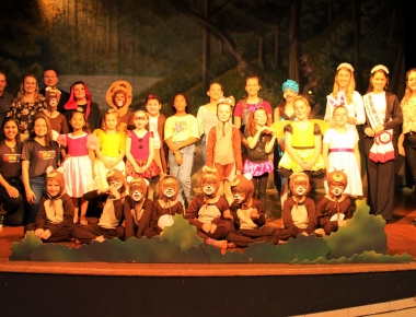 Centenas de pessoas prestigiam o espetáculo “Um Lugar Mágico”